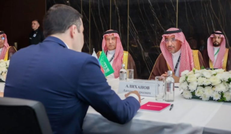 بحث وزير الصناعة آفاق التعاون الصناعي مع نظيره الروسي