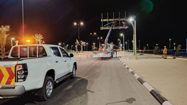 بدء أعمال صيانة 337 لوحة إرشادية في قرية العليا