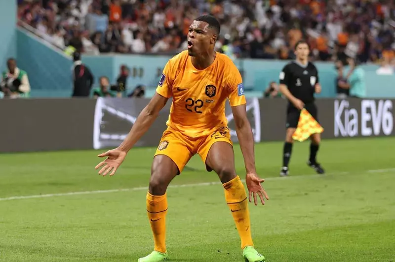 برشلونة يستهدف دومفريس في الصيف