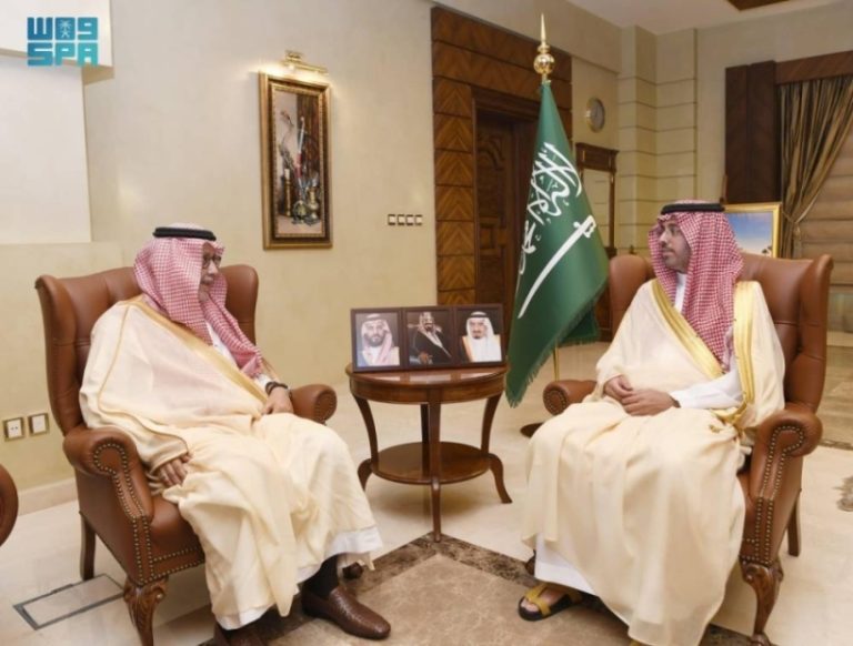 تحركات مُحافظ جدَّة لتعزيز الغطاء النباتي بالمنطقةجهود مُحافظ جدَّة في دعم الغطاء النباتي بالمنطقة