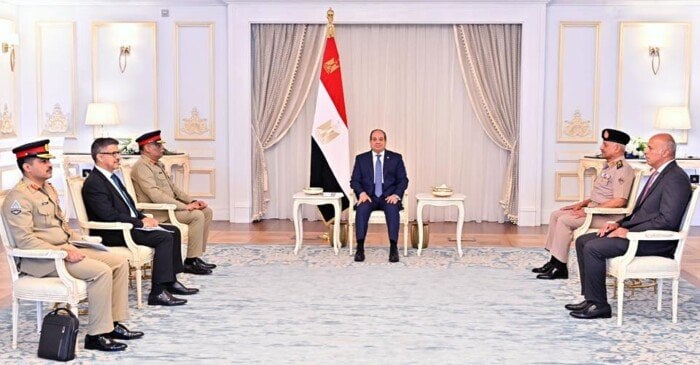 تعزيز التعاون العسكري بين مصر وباكستان في لقاء السيسي ورئيس الأركان