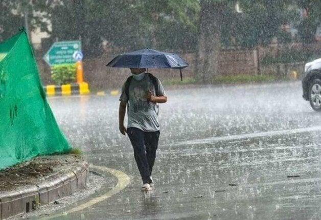 «تغيرات مناخية حادة».. الأرصاد الجوية توضح أسباب هطول الأمطار في يوليو