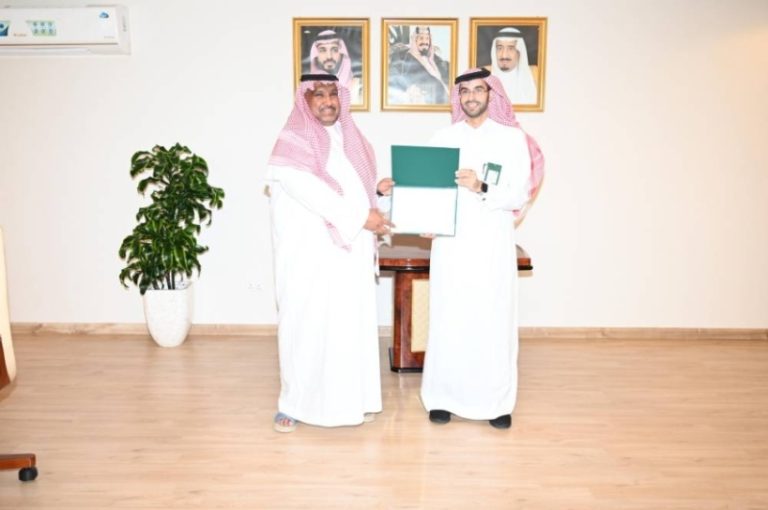 تكريم الغامدي من “البيئة” تقديراً لجهوده في “صوت المواطن”