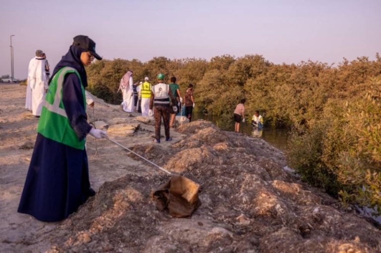 تنظيف شاطئ الرملة البيضاء في القطيف احتفالاً بيوم “صون نظام المانجروف البيئي”