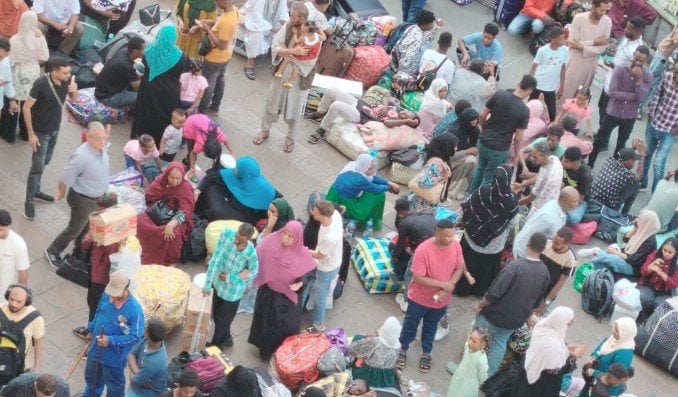 توافد السودانيين إلى محطة مصر لمغادرة القطار إلى أسوان