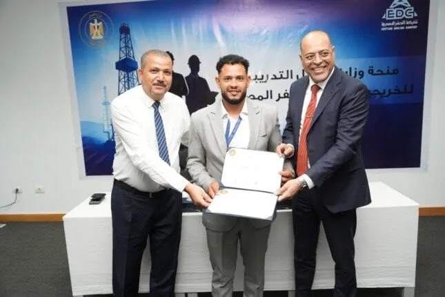 توزيع 62 شهادة لخريجي دورات تدريب مجانية في مجال الخدمات البترولية