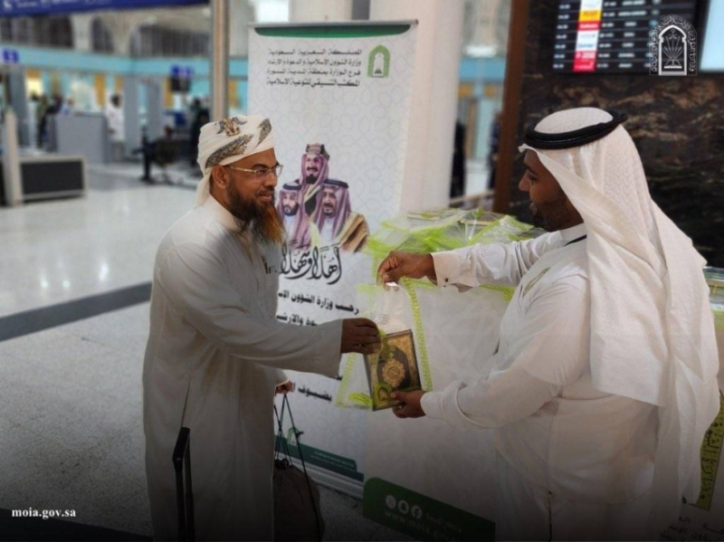 توزيع هدية خادم الحرمين الشريفين للحجاج في المدينة المنورة