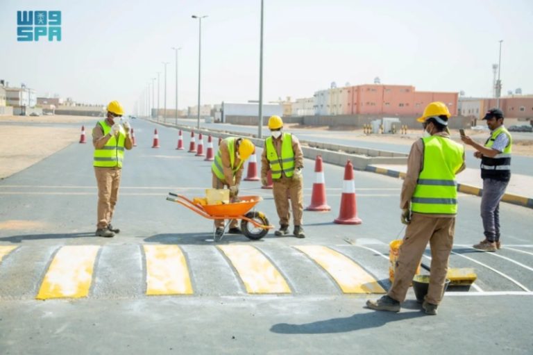 جهود مكثفة لصيانة الحدائق في تبوك