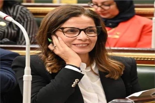 جيهان زكي تتلقى وسام «جوقة الشرف» من الرئيس الفرنسي بمباركة رئيس النواب