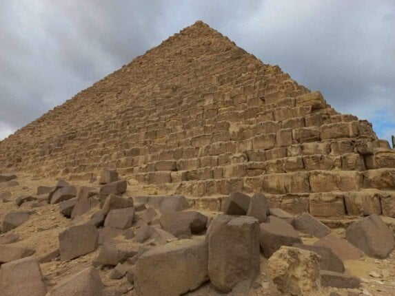 حقيقة أعمال الحفر قرب الأهرامات تكشفها «السياحة والآثار»