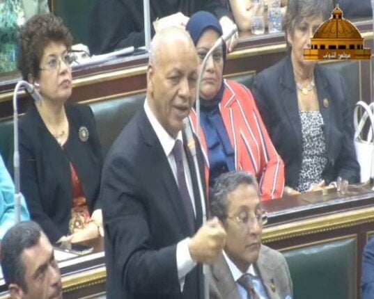 حكومة عشوائية تهددنا، مصطفى