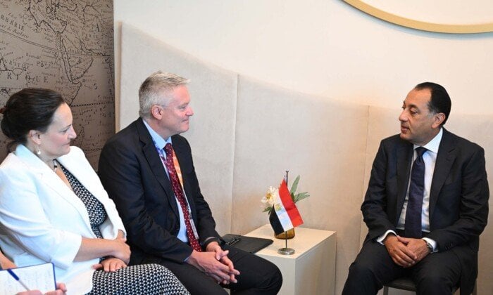 رئيس الوزراء يتباحث مع