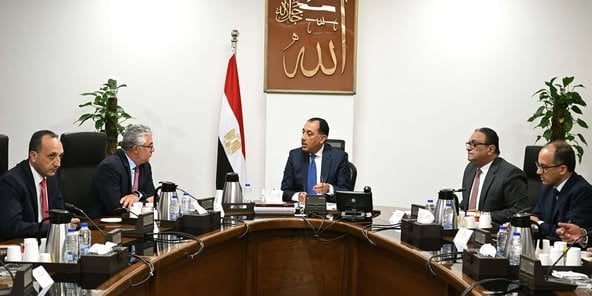 رئيس الوزراء يناقش مع رئيس «اقتصادية قناة السويس» ملفات العمل المهمة
