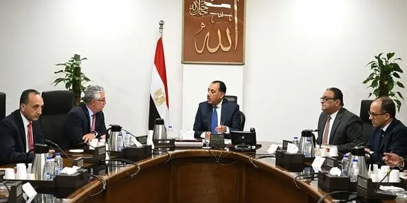 رئيس الوزراء يناقش مع رئيس «اقتصادية قناة السويس» ملفات العمل المهمة