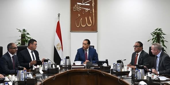 رئيس الوزراء يواصل متابعة تنفيذ خطة تحلية المياه