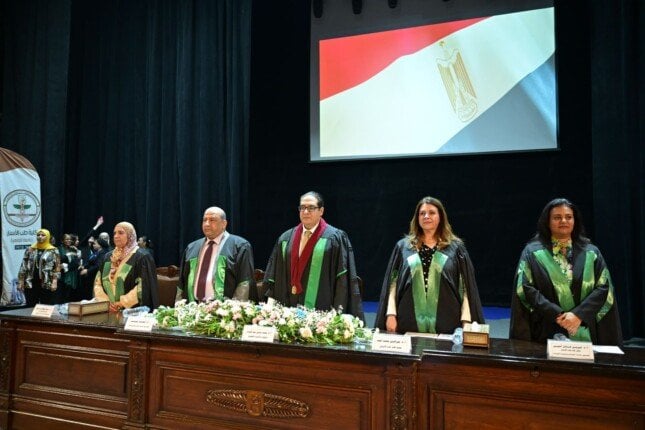 رئيس جامعة القاهرة يحتفل بتخريج الدفعة 97 من طلاب طب الأسنان الوافدين
