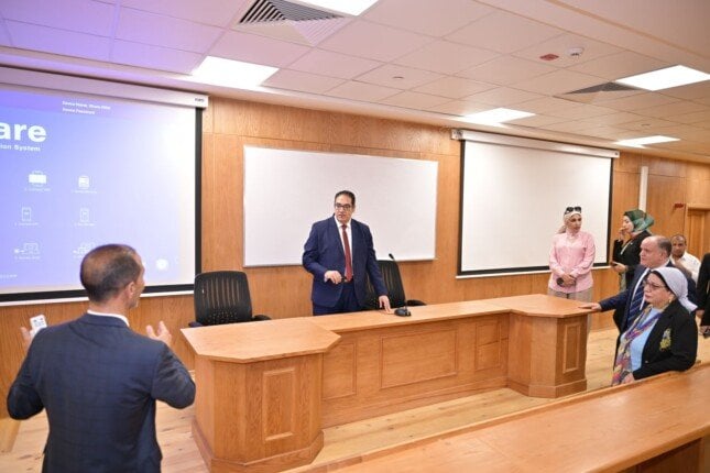رئيس جامعة القاهرة يزور الجامعة الأهلية ويشدد على أهمية الاستعداد لعام دراسي جديد