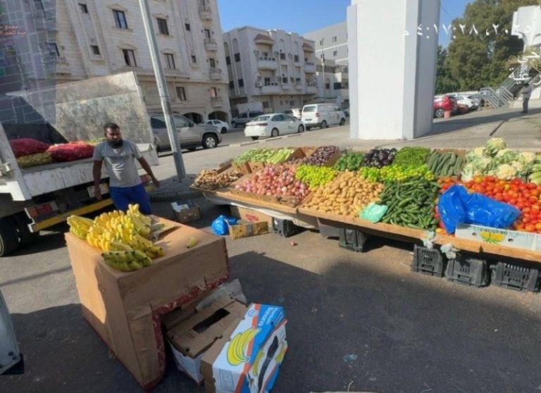 “رصد بسطات عشوائية في العزيزية” تصادر 3 طن خضروات من قبل أمانة جدة