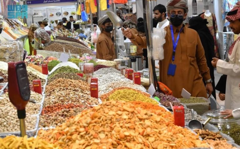 ركن البهارات والقهوة يجذب زوار “أبها للتسوق 26”