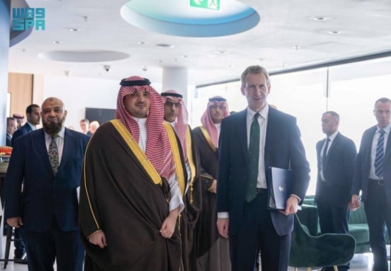 زيارة وزير الداخلية لثكنات «ويلينجتون» العسكرية بلندن