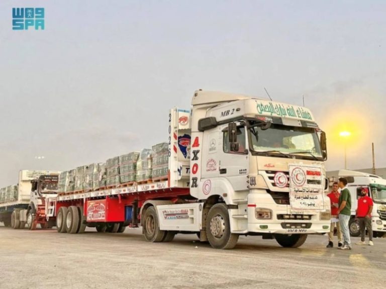 شاحنات سعودية تعبر رفح نحو غزة
