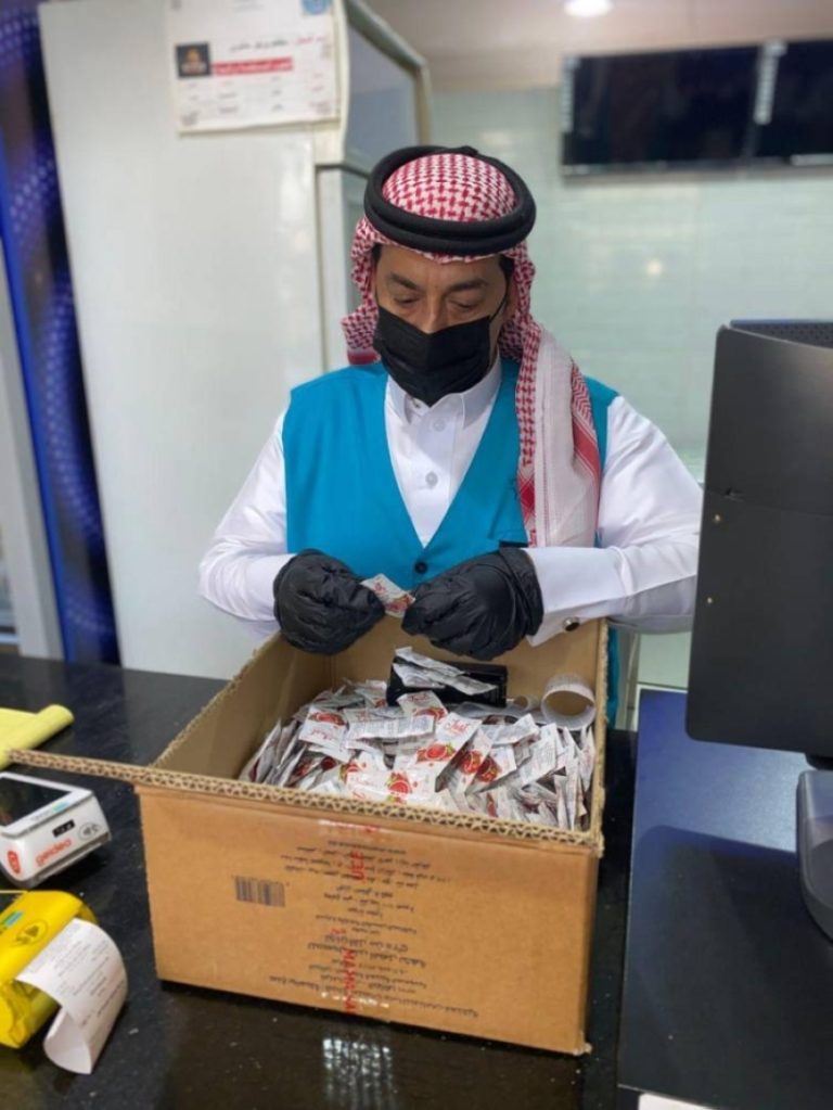 ضبط سكن عمالي في رأس تنورة يخزن المواد الغذائية عشوائيًا