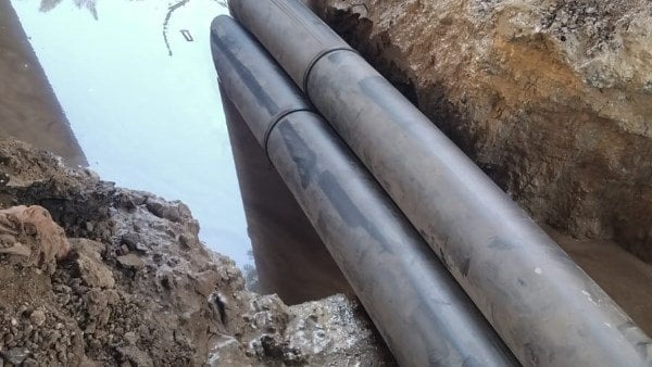 عبور كوابل الكهرباء في محطة جزيرة الدهب تمهيدًا لإطلاق التيار أسفل السكة الحديد