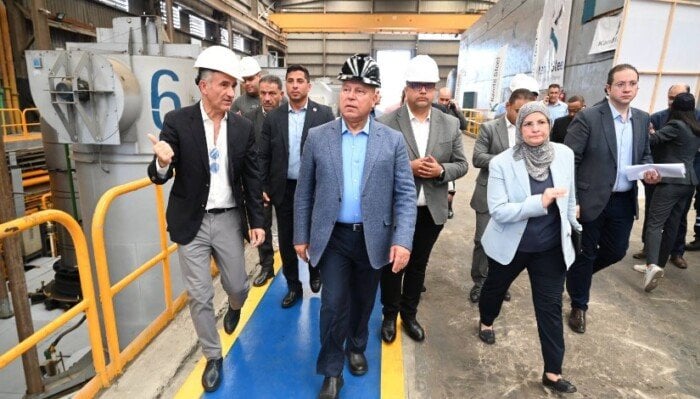 كامل الوزير يزور مصانع جديدة بقطاعات الأغذية والمعادن ومواد البناء في العبور