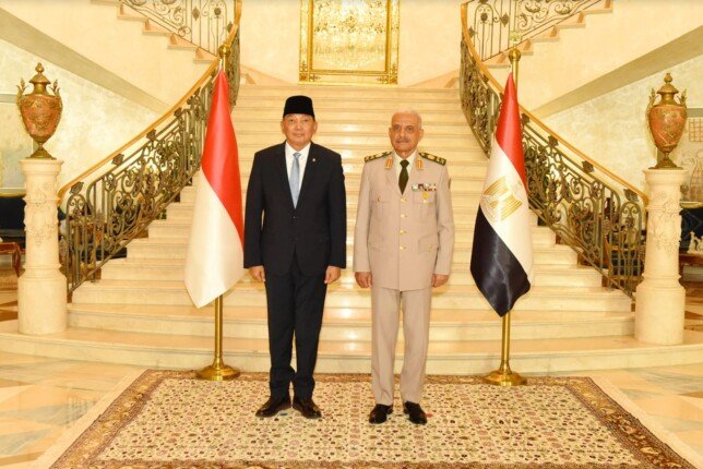 لقاء عسكري بين الفريق أول عبد المجيد صقر ووزير دفاع إندونيسيا