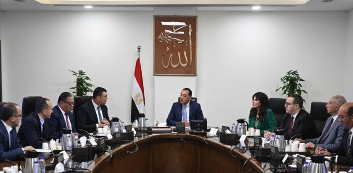 متابعة من رئيس الوزراء لموقف تقنين الأراضي وتطوير الوحدات السكنية