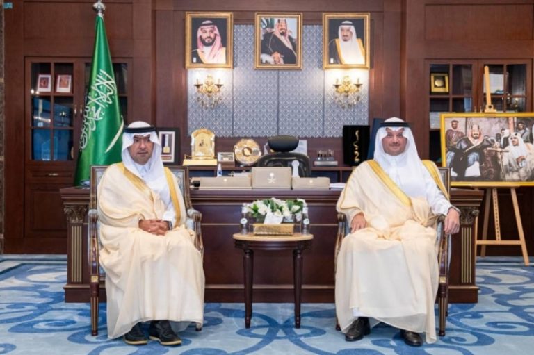 محافظ الأحساء ووزير البلديات يتباحثان حول المشاريع المستقبلية والخطط الإستراتيجية للمحافظة