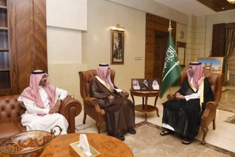محافظ جدة يستعرض برامج «ثقافية الفنون»