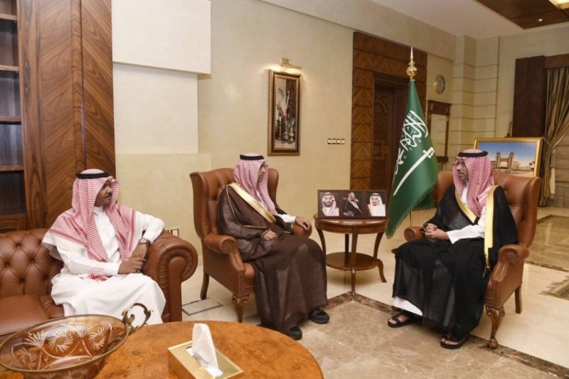 محافظ جدة يستعرض برامج «ثقافية الفنون»