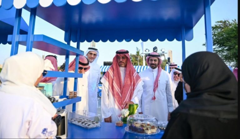 محافظ جدة يوزع عربات متنقلة في مبادرة أكشاك الأسر “البائع الموسمي”