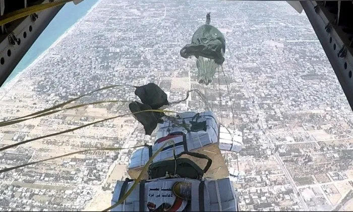 مصر ترسل أطنانًا من المساعدات الجوية إلى غزة «صور»