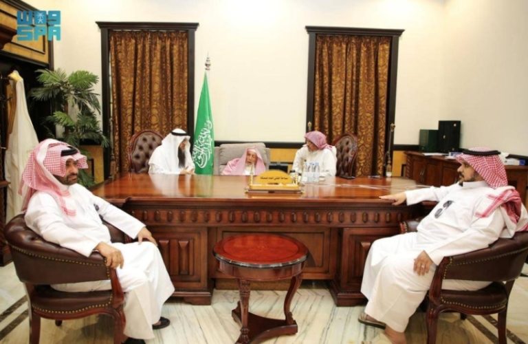 مفتي المملكة يستقبل وفد جمعية أرزاق ويؤكد على أهمية حفظ النعمة
استقبال وفد جمعية أرزاق من قبل مفتي المملكة يشيد بالجهود المبذولة لحفظ النعمة
جهود جمعية أرزاق تحظى بتقدير مفتي عام المملكة خلال استقبالهم
مفتي المملكة يثمن جهود جمعية أرزاق في الحفاظ على النعمة أثناء استقبالهم
زيارة وفد جمعية أرزاق لمفتي المملكة تعكس أهمية حفظ النعمة