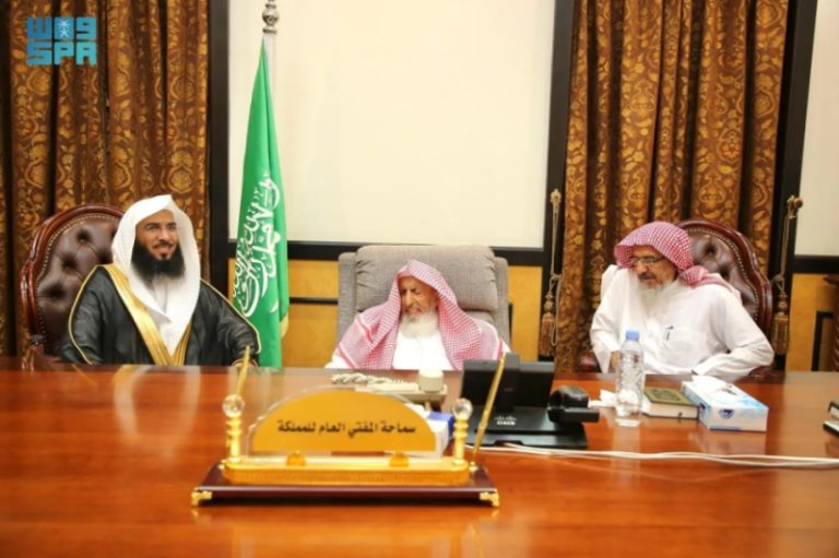 مفتي عام المملكة يلتقي رئيس جمعية النور لتحفيظ القرآن الكريم في الباحة