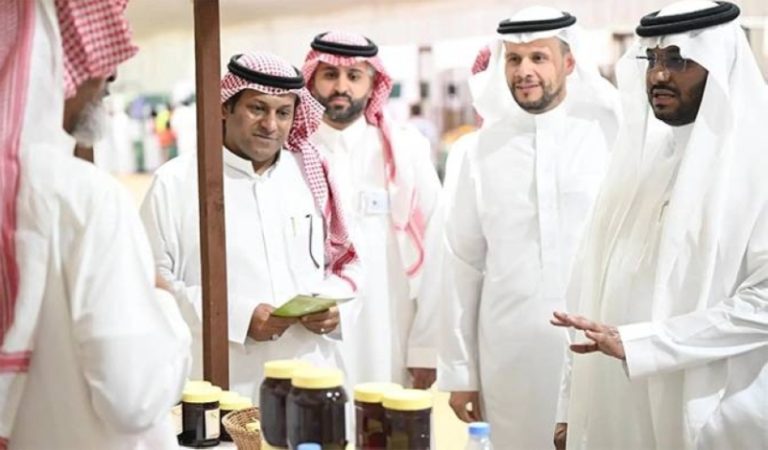 مهرجان العسل ينطلق بحضور مميز
انطلاق فعاليات مهرجان العسل والمنتجات الزراعية
مهرجان العسل يجذب الزوار بأجود المنتجات
الفعاليات الزراعية تبدأ مع مهرجان العسل