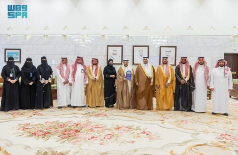 نائب أمير الرياض يستضيف مدير عام فرع وزارة الموارد البشرية والتنمية الاجتماعية
