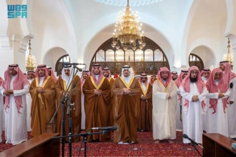 نائب أمير الرياض يشارك في صلاة الميت على عبدالرحمن الشثري
