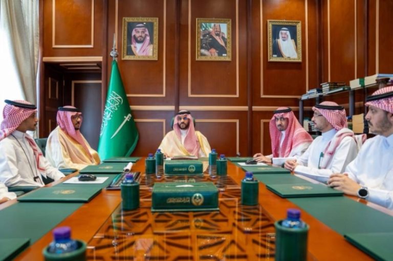 نائب أمير حائل يستعرض خطط هيئة تطوير المنطقة ومبادراتها
