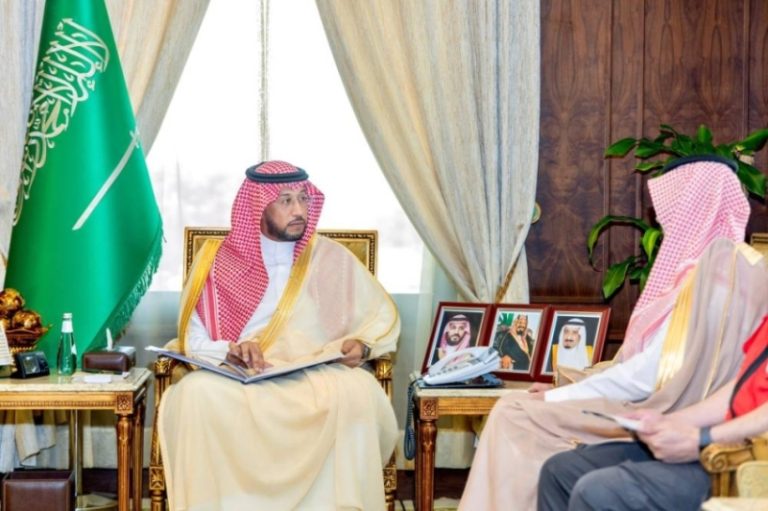 نائب أمير عسير يستعرض إنجازات فرع “الهلال الأحمر” بالمنطقة