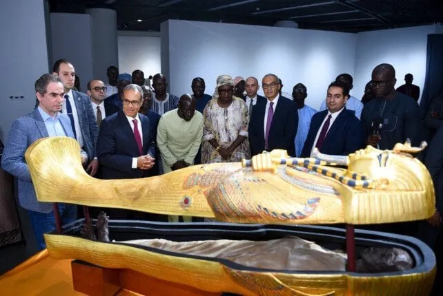 هدية رائعة: وزير الخارجية يمنح مومياء وتابوت الملك توت عنخ آمون لمتحف الحضارات الإفريقية في داكار