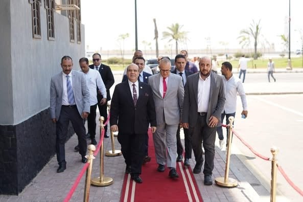 وزير الإسكان يراقب تقدم العمل في مشروعات الشيخ زايد
