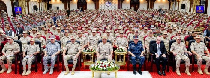 وزير الدفاع يستعرض جهود قادة وضباط القوات المسلحة في المنطقة المركزية العسكرية