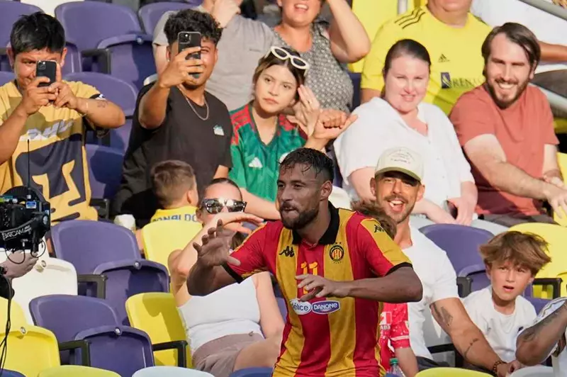 يوسف بلايلي.. من نجم الملاعب إلى أزمات لا تنتهي