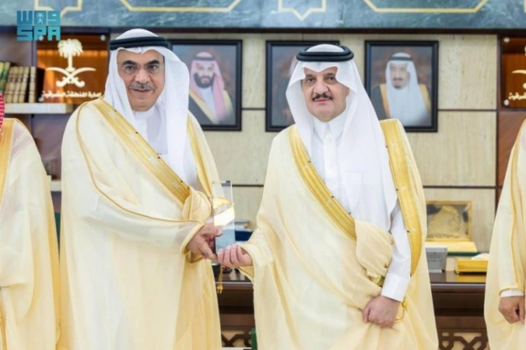 أمير الشرقية يستلم جائزة الملك عبدالعزيز للجودة ويستعرض مشاريع أمانة المنطقة للتميز المؤسسي