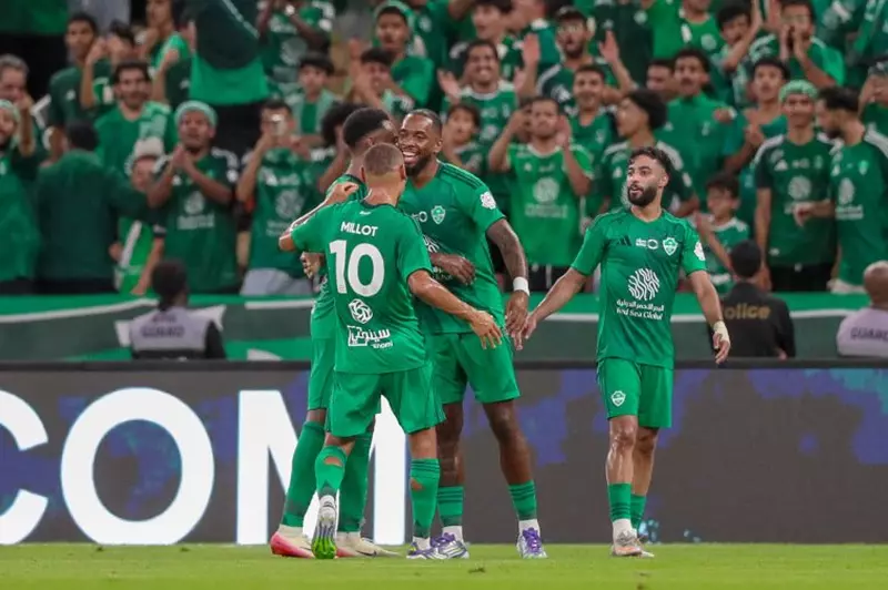 أهلي جدة يحتفظ بموهبته 10 أعوام
