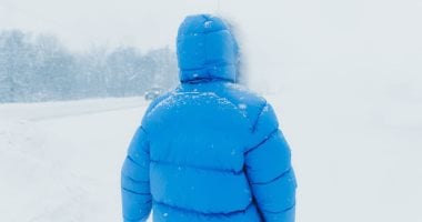 ابتكار سترة شتوية ذكية تنظم الحرارة من خلال التعرق وتحقق نجاحًا في اختبار محاكاة الجلد البشري