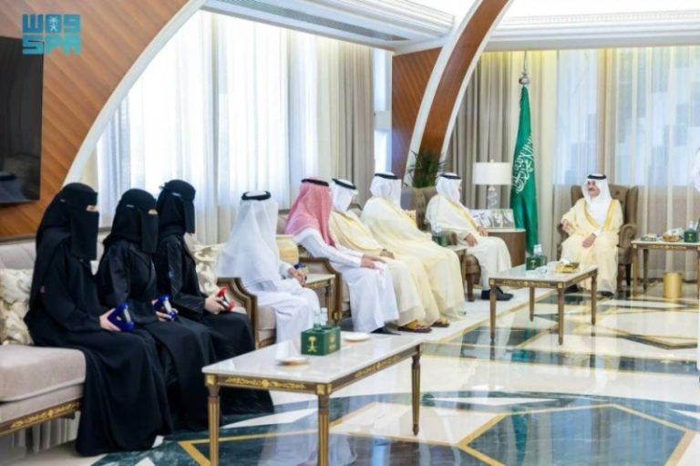 استقبال أمير الشرقية لرئيس جامعة حفر الباطن والطلبة الفائزين بالجوائز الدولية
أمير الشرقية يلتقي برئيس جامعة حفر الباطن وطلبة الجوائز الدولية
زيارة رئيس جامعة حفر الباطن لأمير الشرقية مع الأبطال الطلاب
حفل استقبال أمير الشرقية لرئيس جامعة حفر الباطن وطلاب الجوائز العالمية